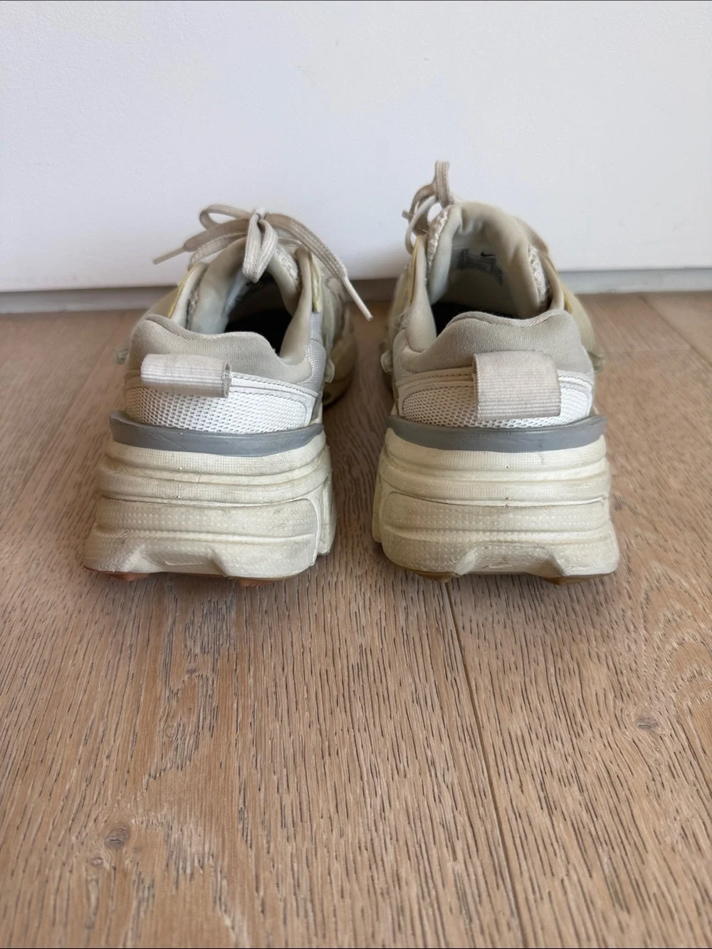 Nike Women’s Vomero Sneakers Sz 8.5
